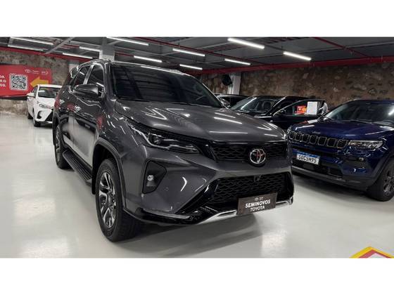 TOYOTA HILUX SW4 2.8 D-4D TURBO DIESEL SRX PLATINUM 4X4 AUTOMÁTICO TOYOTA HILUX SW4 2.8 D-4D TURBO DIESEL SRX PLATINUM 4X4 AUTOMÁTICO